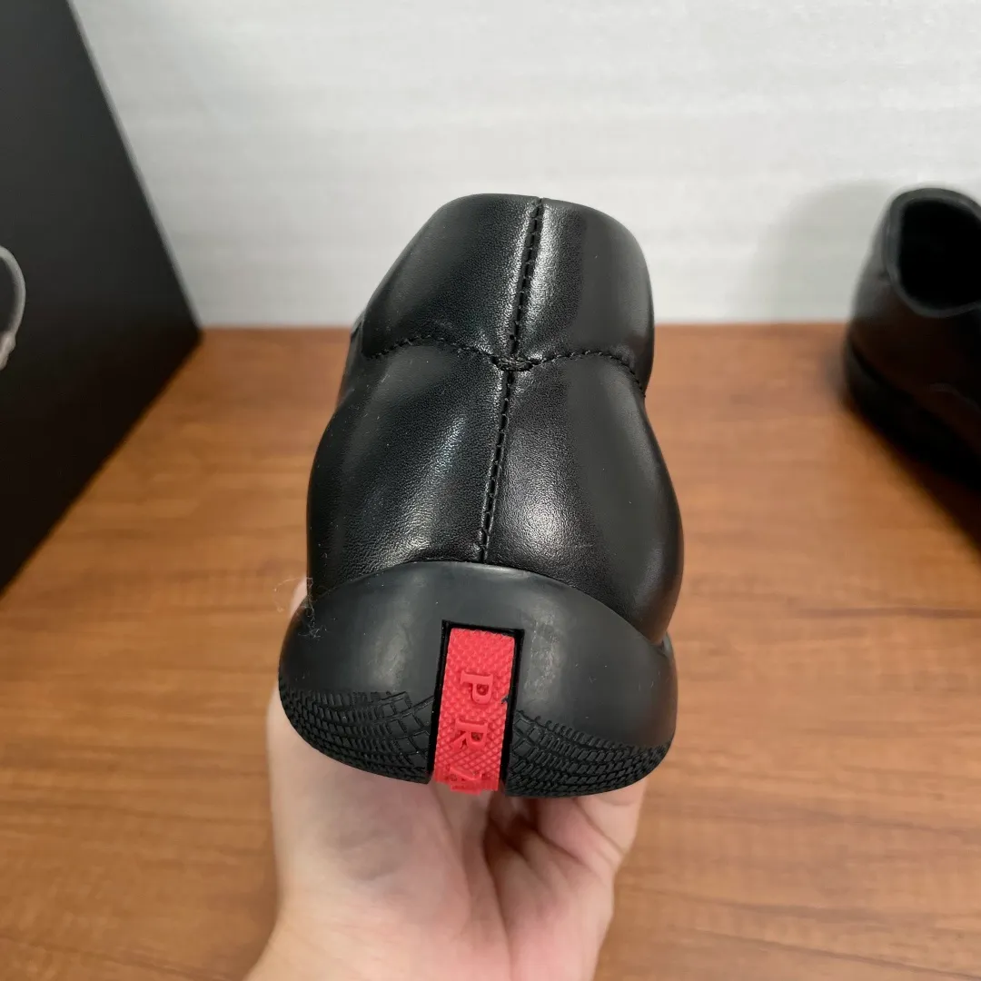 💰720 Code: YS003342 Prada/Prada men's new leather sneakers. This sneaker is made of imported calf leather, with a two-jointed Oxford shoe upper design, inspired by classic aesthetic concepts. Equipped with 3.5cm iconic red label lightweight elastic rubber soles, fabric and cowhide mixed lining, and silk-printed logo cowhide foot pads. The style is versatile and durable, comfortable and breathable, and comes with a full set of original packaging dust bags! Code number: 39-40-41-42-43-44 standard leather shoe code (45 can be customized but returns and exchanges are not supported) Item number: 4E0770 black